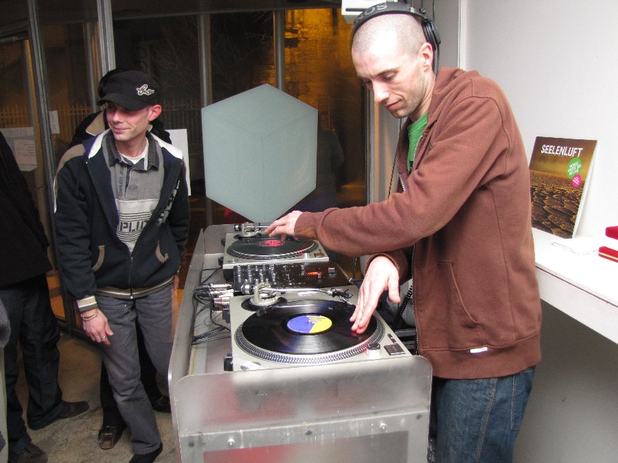Synopsis (Leitmotiv) - Vinyl Guérilla part VI - 05/02/2010 au Cube à Besançon - Photo n1