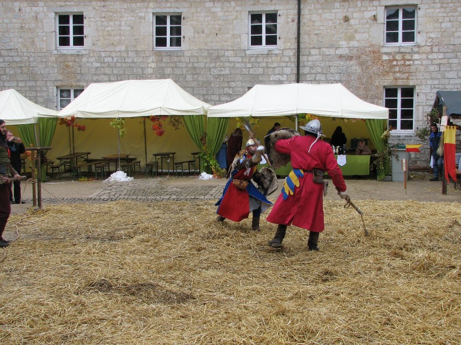 Combats - Fête médiévale au Château de Joux (25) - Photo n15