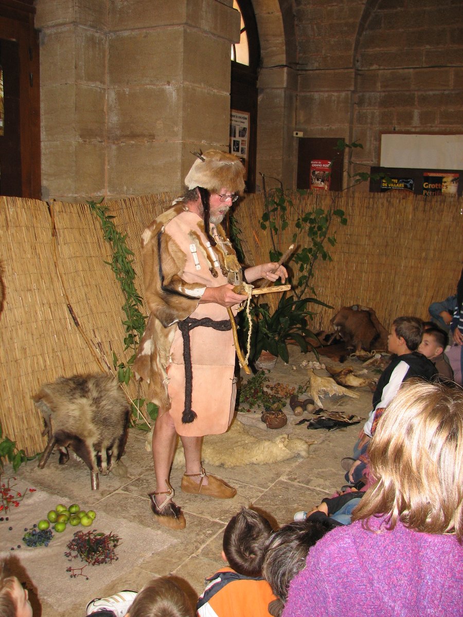 Allumage du feu - Reconstitution de la vie à la préhistoire à Rougemont  22/09/2008 - Photo n1